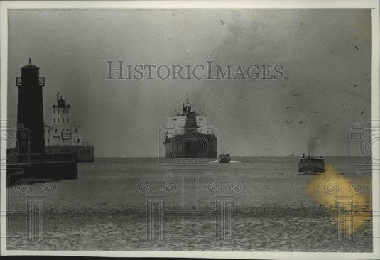 1990 Press Photo Alberta fishing boats arrive with steel at Port of Milwaukee - Historic Images