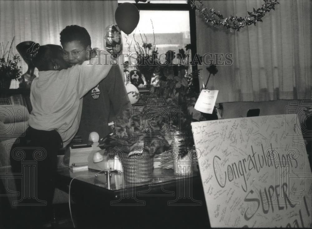 1993 Press Photo Principal Janie Hatton Gets Hug At Her School In Milwaukee - Historic Images