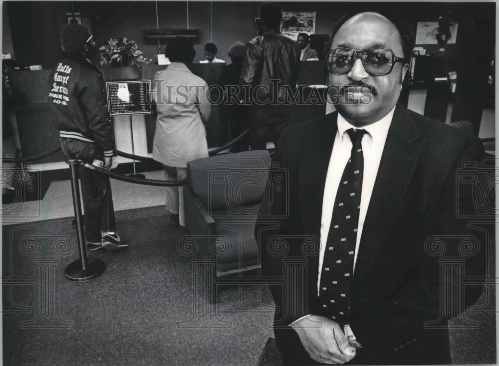 1986 Press Photo Gerard Hankins, head of small bank in Milwaukee - mjb47970 - Historic Images