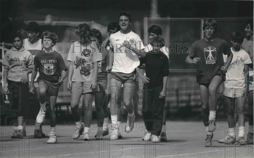 1985 Press Photo Participants in Milwaukee Lutheran High School strength program - Historic Images