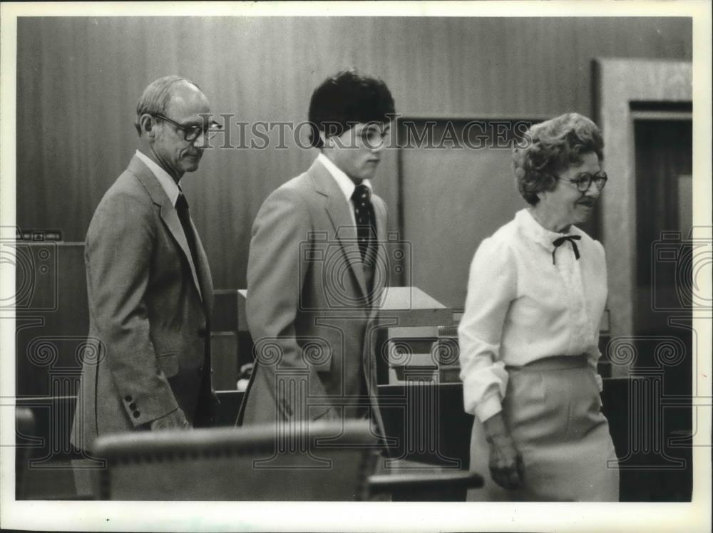 1981 Press Photo Joseph Heckenkamp, and lawyers in court, Waukesha. - mjb48118 - Historic Images