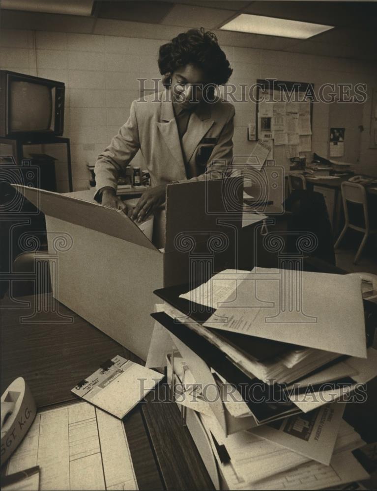 1989 Press Photo Darlene Jenkins, packing her desk contents to move, Milwaukee. - Historic Images