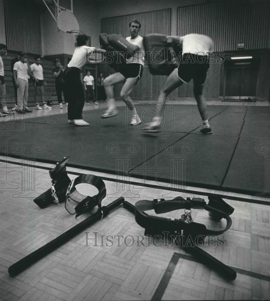 1985 Press Photo Recruits begin hand-to-hand combat at academy, Milwaukee. - Historic Images