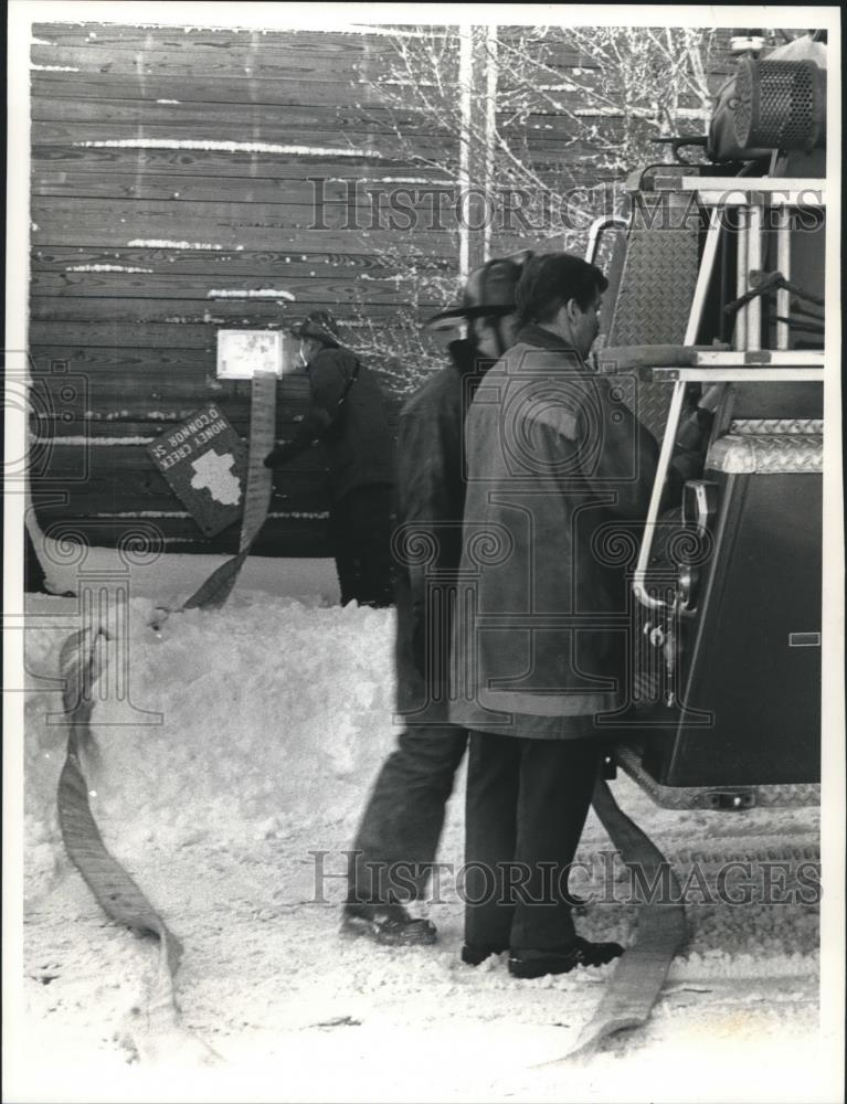 1990 Press Photo Milwaukee Firefighters Work With Hose Near I-94 Intersection - Historic Images