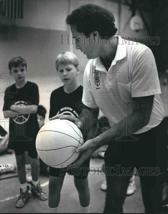 1990 Press Photo Officer Thomas Kamoske demonstrating free throws, Milwaukee - Historic Images