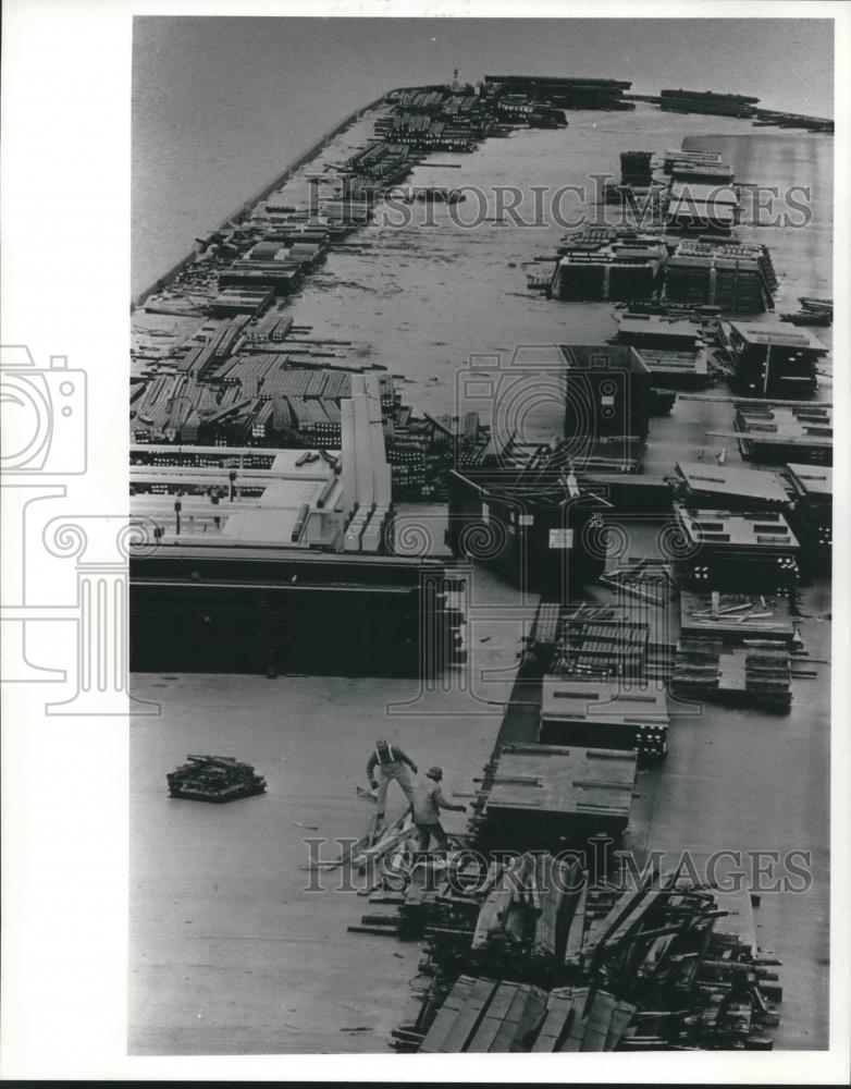 1990 Press Photo Workers moving pallets on Terminal 2 pier, Port of Milwaukee - Historic Images