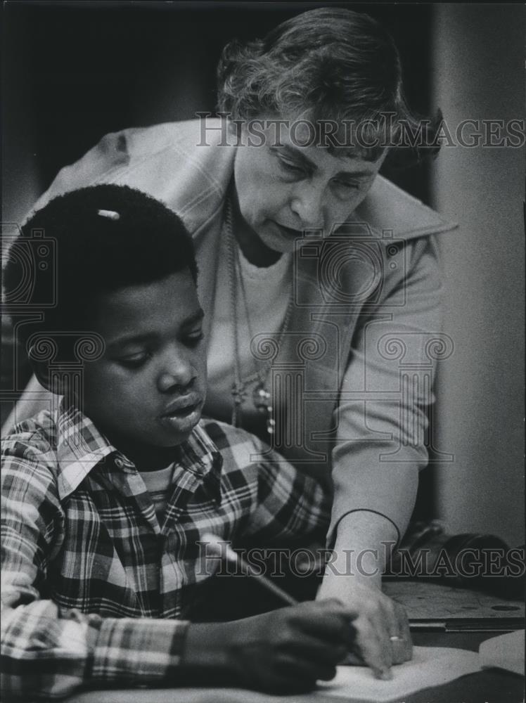 1979 Press Photo Maude Rucinski helping Danny Johnson in math class, Harambee - Historic Images