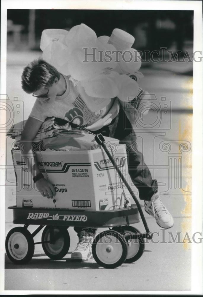 1990 Press Photo Joe Mikoliczak carries newspapers and plastic to be recycled-WI - Historic Images