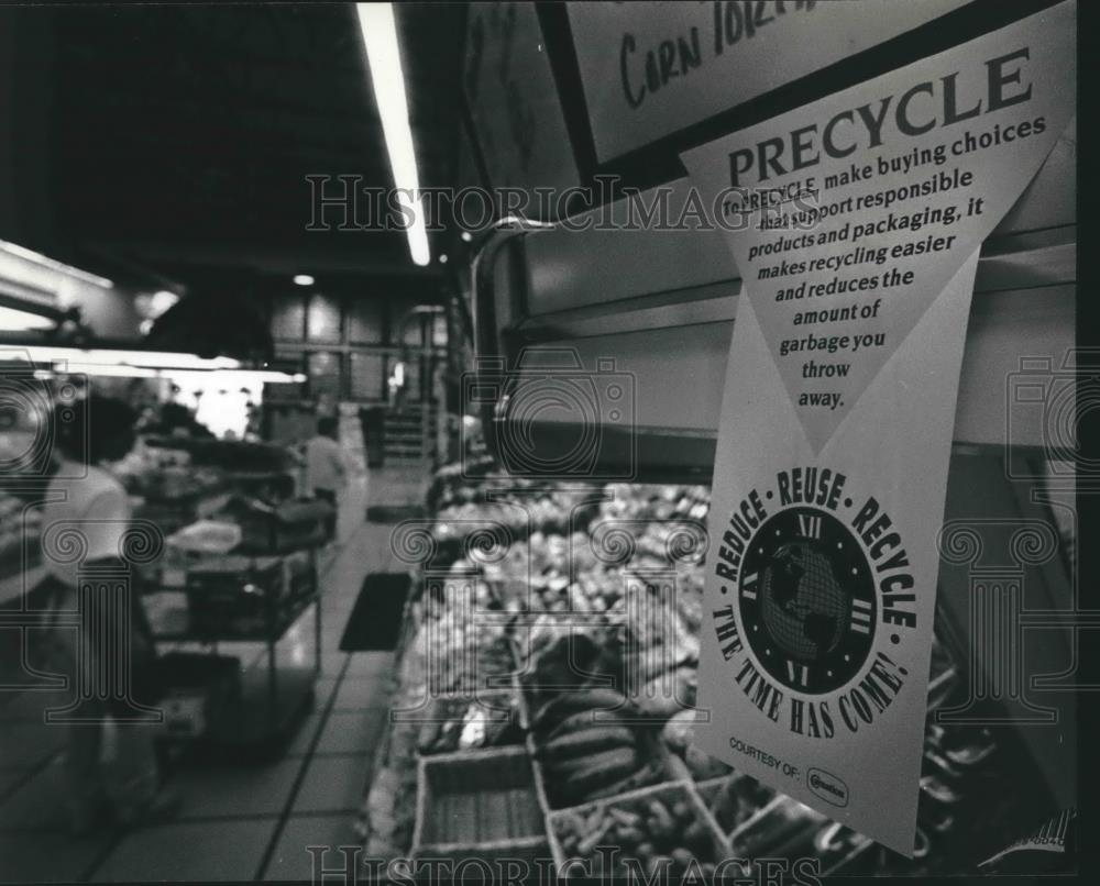 1991 Press Photo Shoppers At Pick n' Save In Brookfield See Recycling Posters - Historic Images