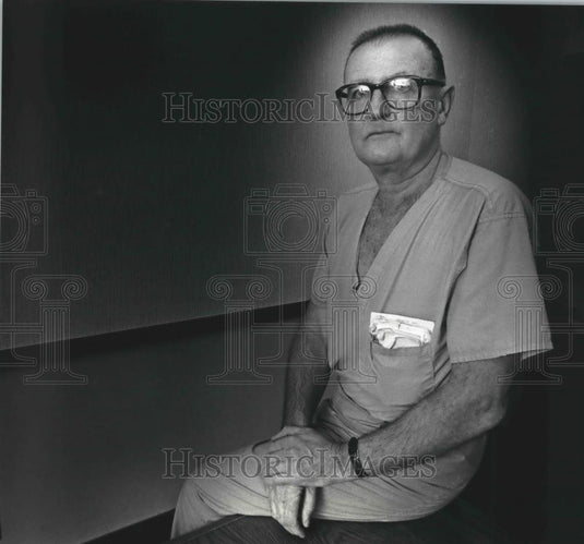 1990 Press Photo Dr. John Riesch, breast cancer specialist, Wisconsin - Historic Images