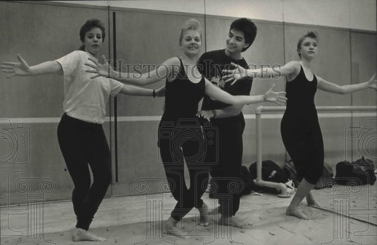 1989 Press Photo Gus Giordano gave pointers at Milwaukee High School of the Arts - Historic Images