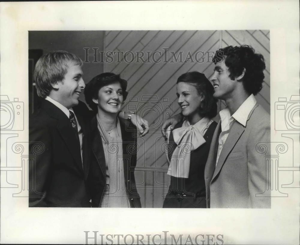 1978 Press Photo two couples from Virginia Beach mingle at Pen and Mike Club - Historic Images