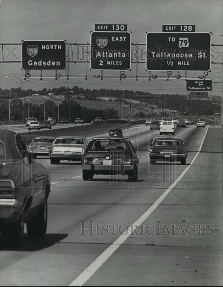 1977 Press Photo Alabama Interstate Highway 59 with it's many cars and signs. - Historic Images