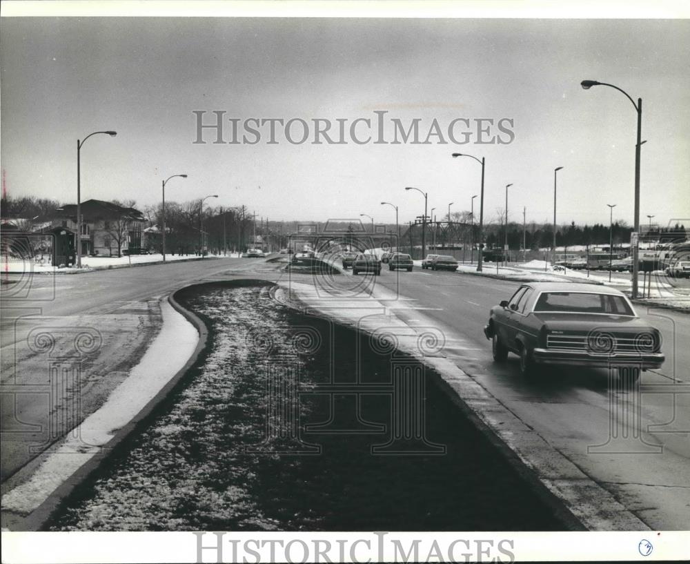 1980 Press Photo Cars on Watertown Plank road in Milwaukee, Wisconsin - Historic Images