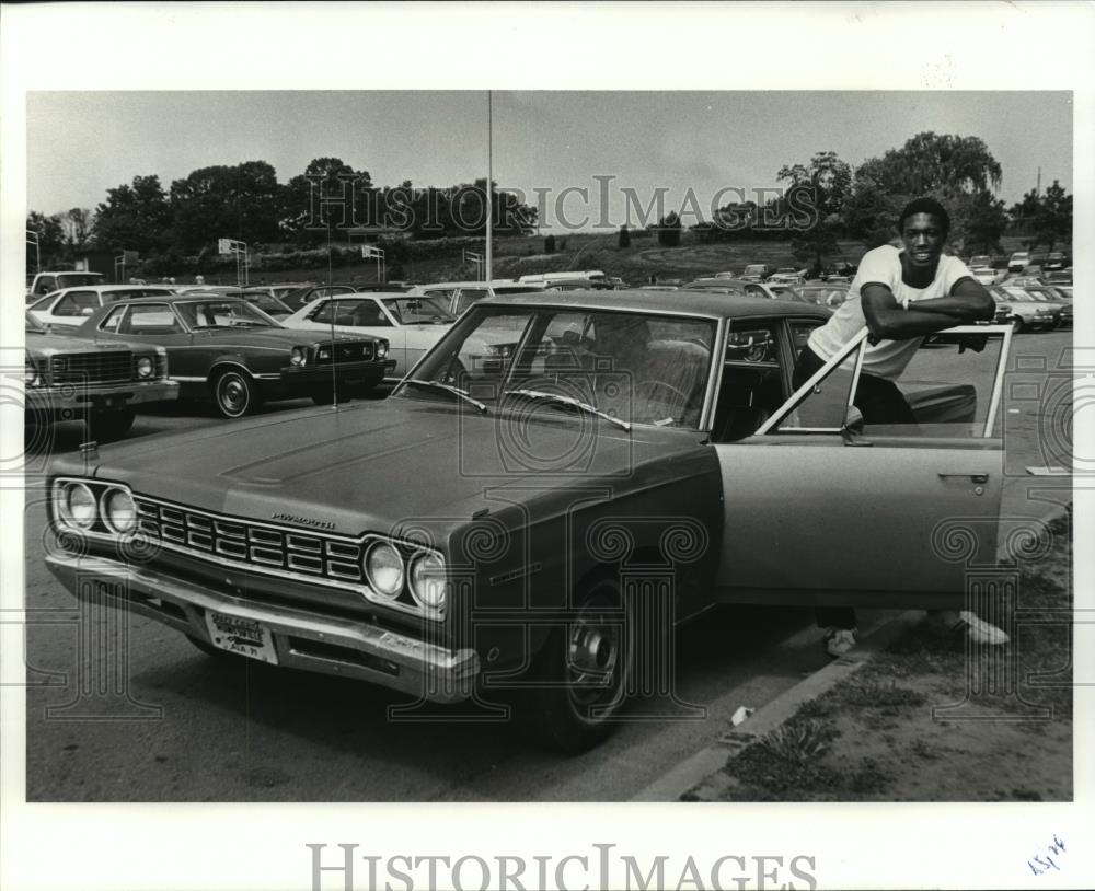 1981 Press Photo Bobby Lee Hurt Poses For Picture Leaning On Plymouth Automobile - Historic Images