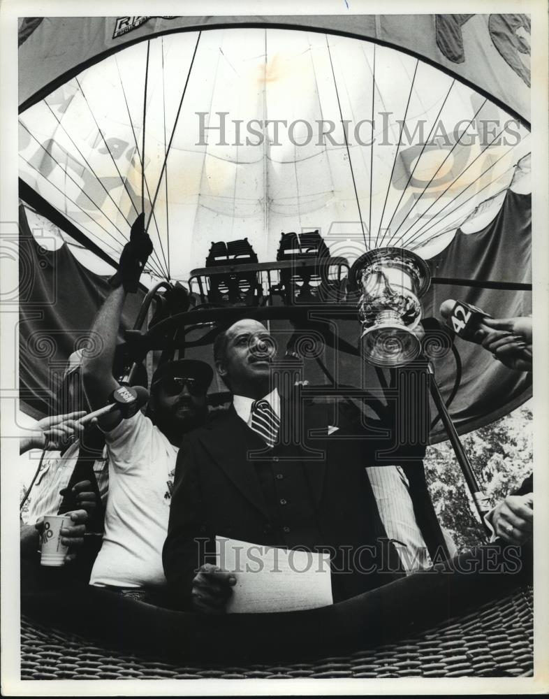 1981 Press Photo Birmingham, Alabama Mayor Richard Arrington Holds Balloon Cup - Historic Images