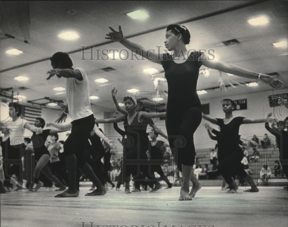 1984 Press Photo Davis pushes dancers hard at High School of the Arts, Milwaukee - Historic Images