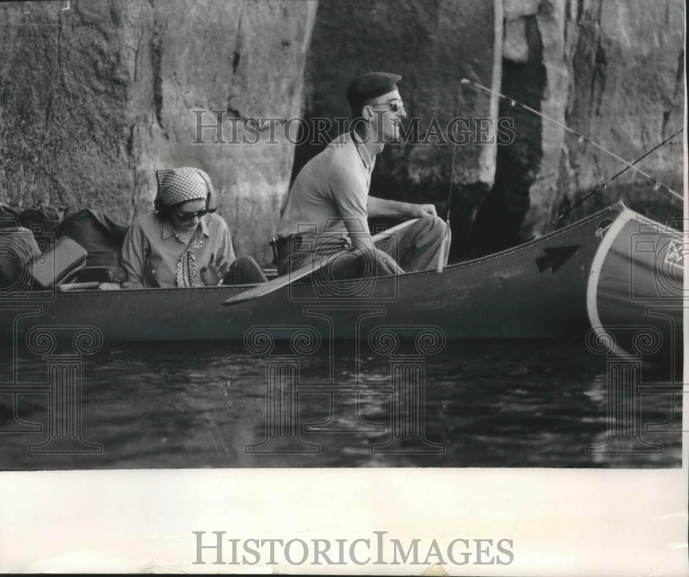 1985 Press Photo David Lefeve stearing boat with Lynda Bird Johnson in Minnesota - Historic Images