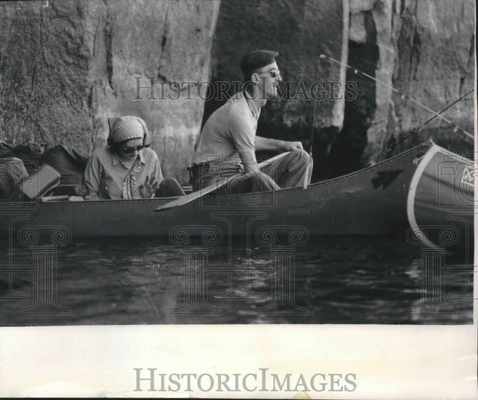 1985 Press Photo David Lefeve stearing boat with Lynda Bird Johnson in Minnesota - Historic Images