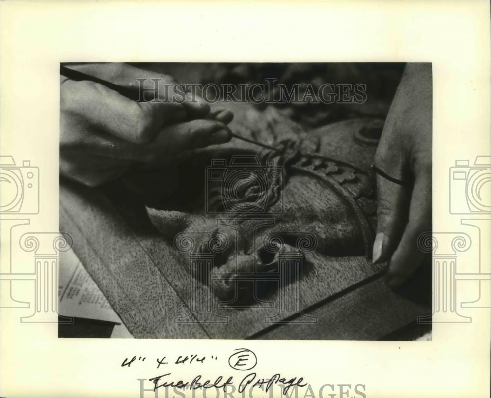 1981 Press Photo Dragon carving cleaned at Milwaukee County Historical Society - Historic Images