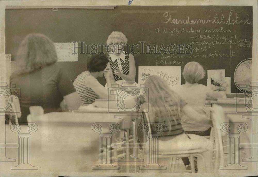 1976 Press Photo Parents, children and teacher at 37th Street School, Milwaukee - Historic Images