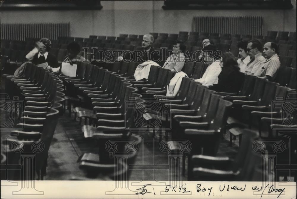 1976 Press Photo Attendance At Meeting At Bay View High School In Milwaukee - Historic Images