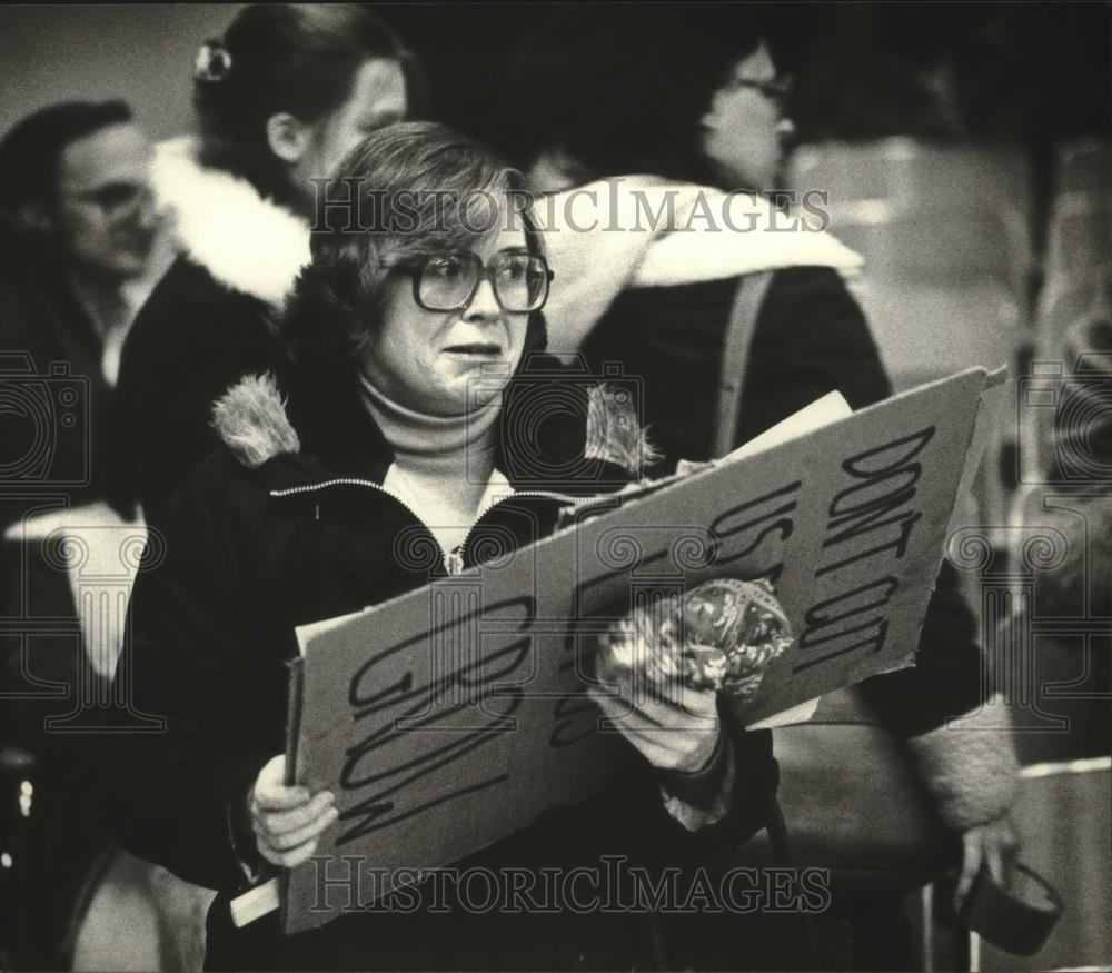 1980 Press Photo Barbara Suttile at Milwaukee School Board meeting, Milwaukee - Historic Images