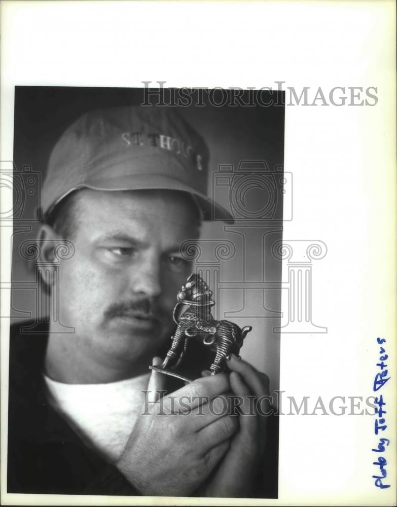 1993 Press Photo Statue found while Caribbean diving by Scott Mitchen, Milwaukee - Historic Images