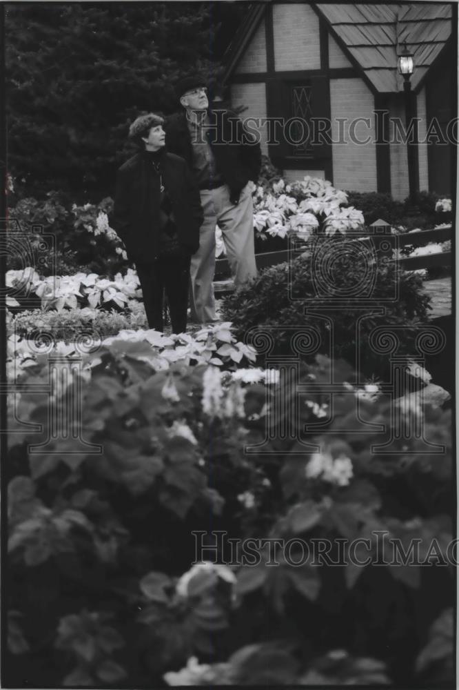 1994 Press Photo Roger and Lenore Smies, looking at Christmas display, the domes - Historic Images