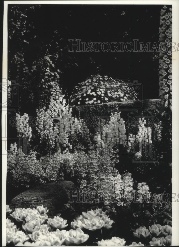 1993 Press Photo Spring show at Mitchell Park Domes, with thousands of flowers. - Historic Images