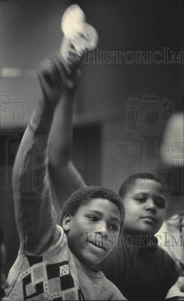 1986 Press Photo 37th St School wins Gold at Milwaukee Math Olympics - mjb49744 - Historic Images