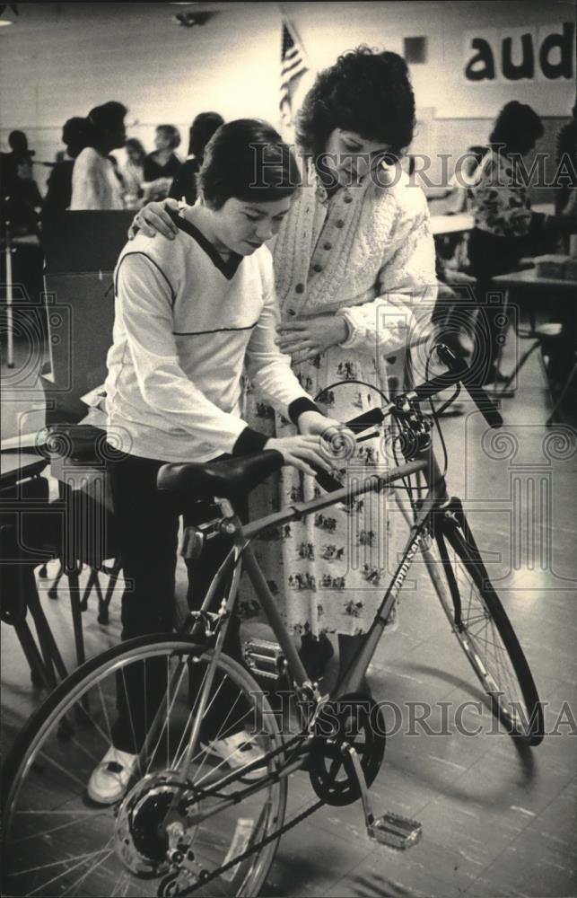 1987 Press Photo Robert Barczynski looks at bike with Kathy Glembin in Milwaukee - Historic Images