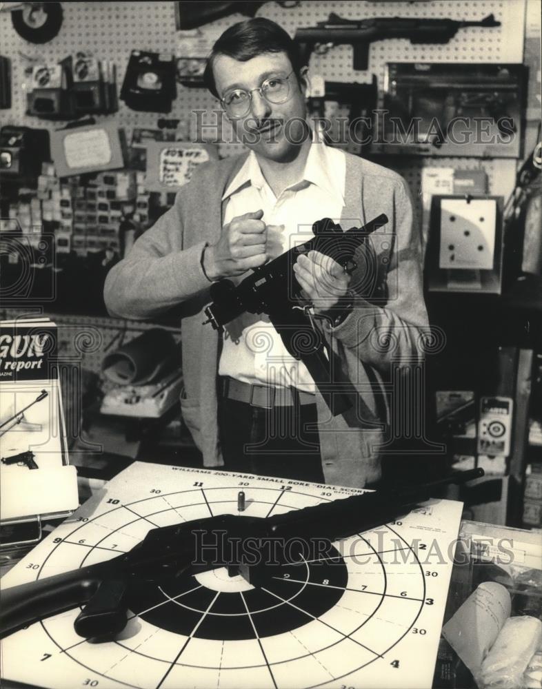 1986 Press Photo Dale Roethig, holds a Uzi replica of a BB gun, replica AR-15. - Historic Images