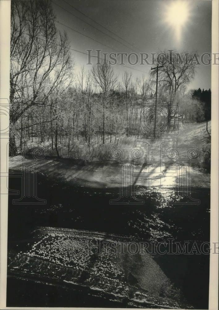 1985 Press Photo Milwaukee River Icy Shoreline in Washington County - mjb49814 - Historic Images