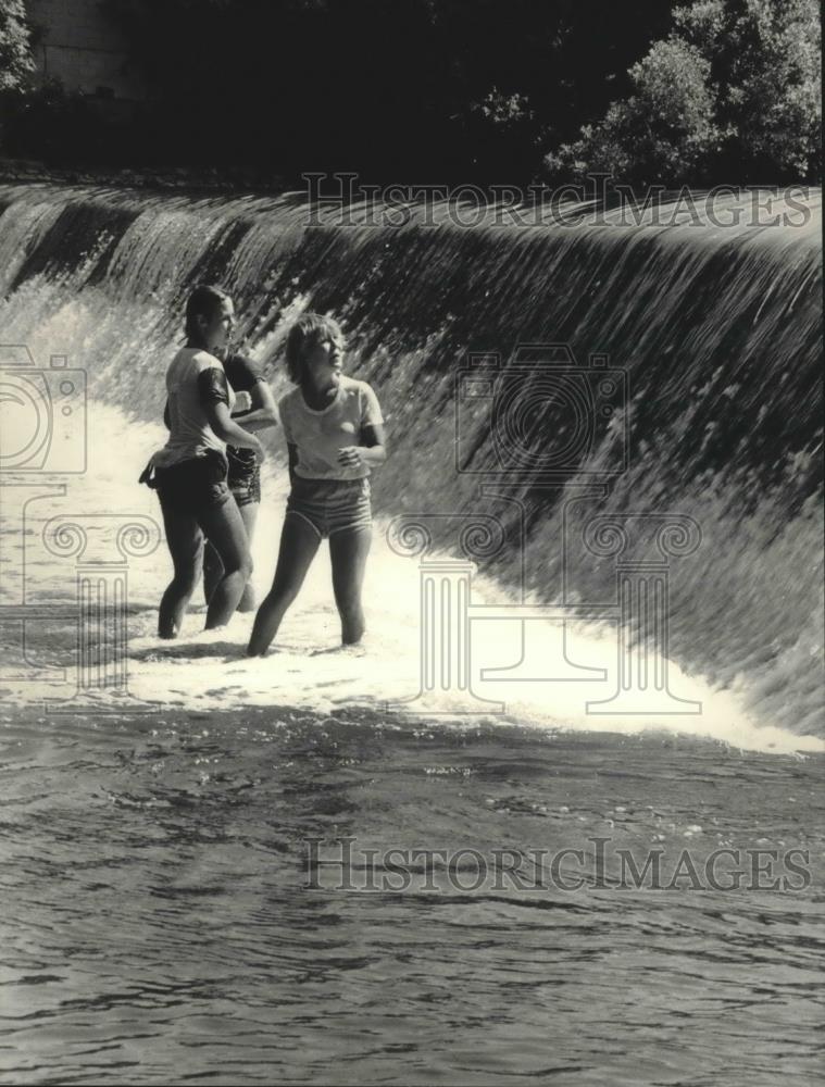 1985 Press Photo Youngsters wade below Milwaukee River dam at Waubeka - Historic Images