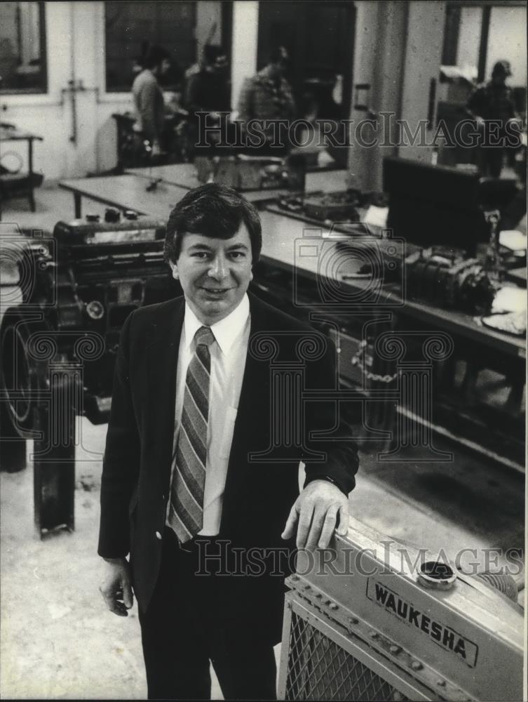 1983 Press Photo Frederick E. Mitchell at Waukesha County Technical Institute - Historic Images