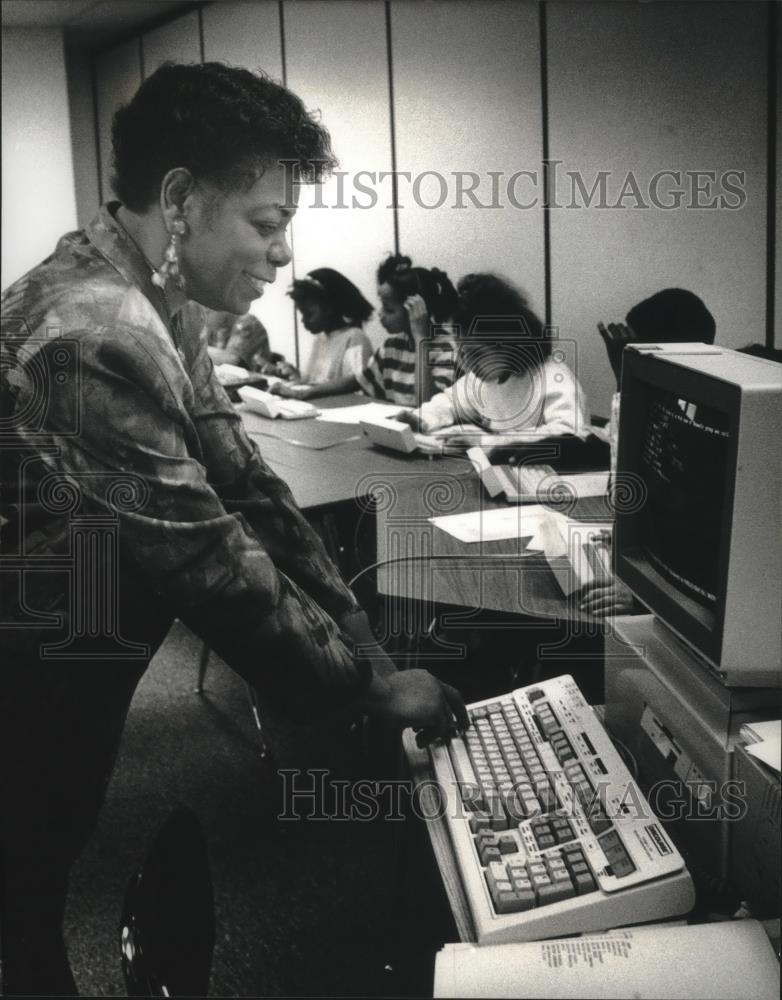 1993 Press Photo Teacher Patricia Cooper at the Milwaukee Education Center - Historic Images