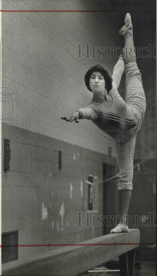 1983 Press Photo Gymnast Leslie Stein practices for girl's state meet in Wis. - Historic Images