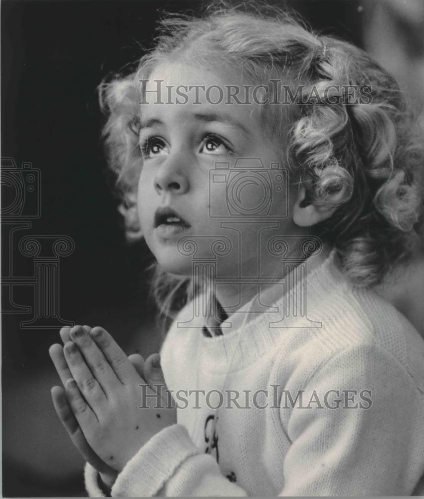 1984 Press Photo Jennifer Luckow listens, Mill Road Library, Milwaukee - Historic Images
