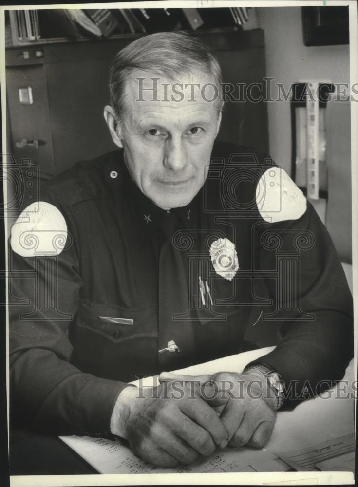 1981 Press Photo Police Chief Richard Riehle of Iconomowoc. - mjb49999 - Historic Images