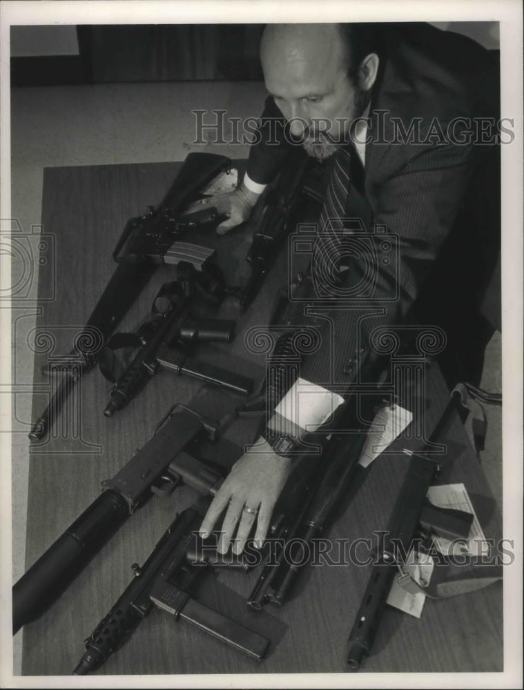 1989 Press Photo Dale Faesi of the Bureau of ATF in Milwaukee displays guns - Historic Images