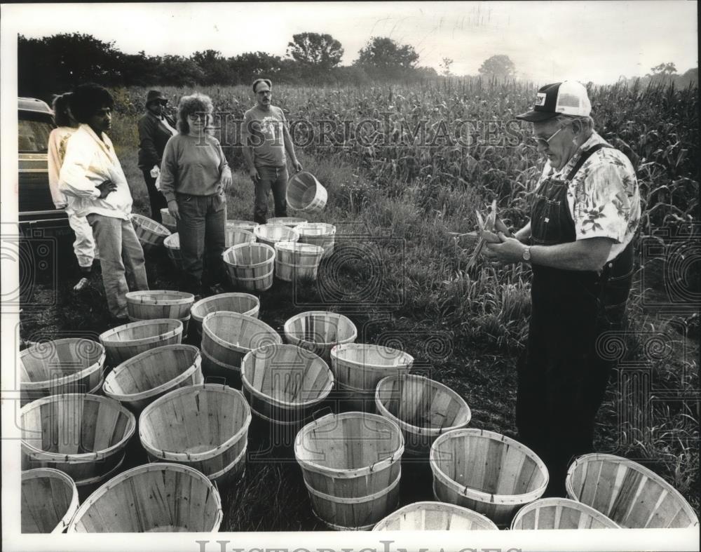 1989 Press Photo Richard Gruenewald explains corn picking techniques, Mequon - Historic Images