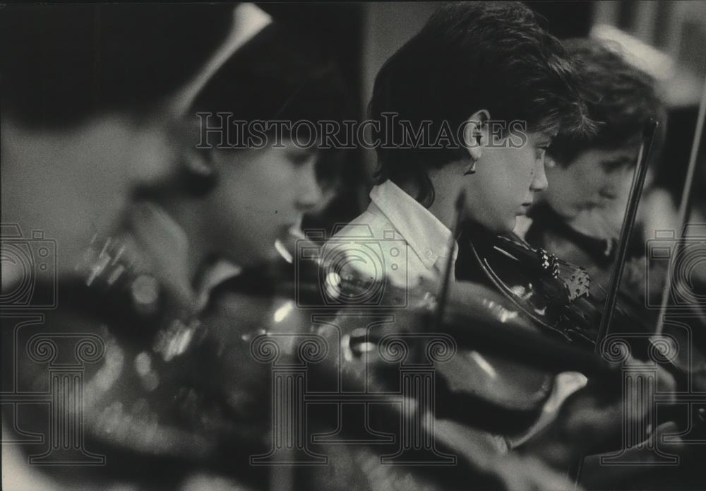 1985 Press Photo Members of violin section of the Music For Youth Orchestra. - Historic Images