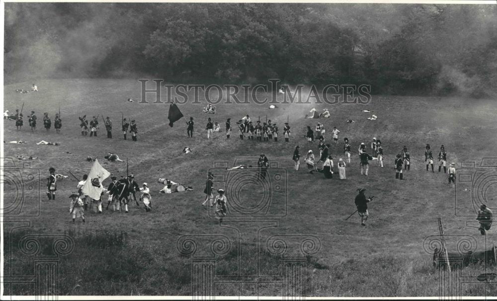 1987 Press Photo Mock battle of the Revolutionary War at Hawthorne Hills park. - Historic Images