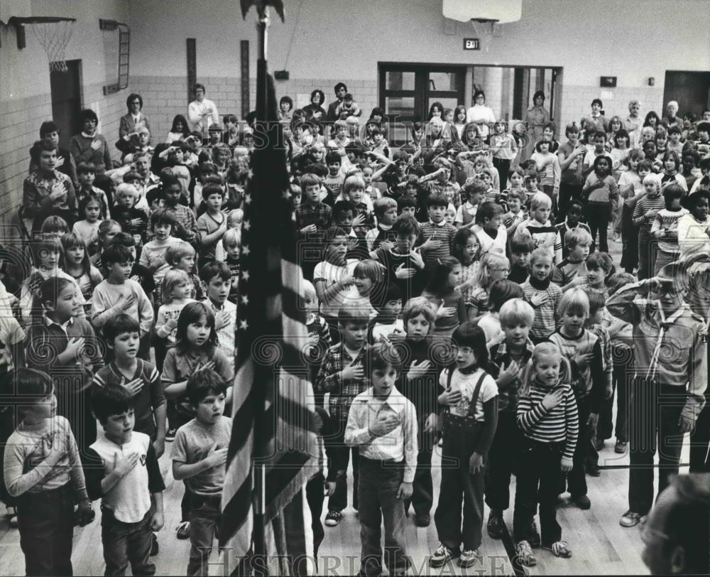 1982 Press Photo Roosevelt School Students At Veterans Day Program In Wauwatosa - Historic Images