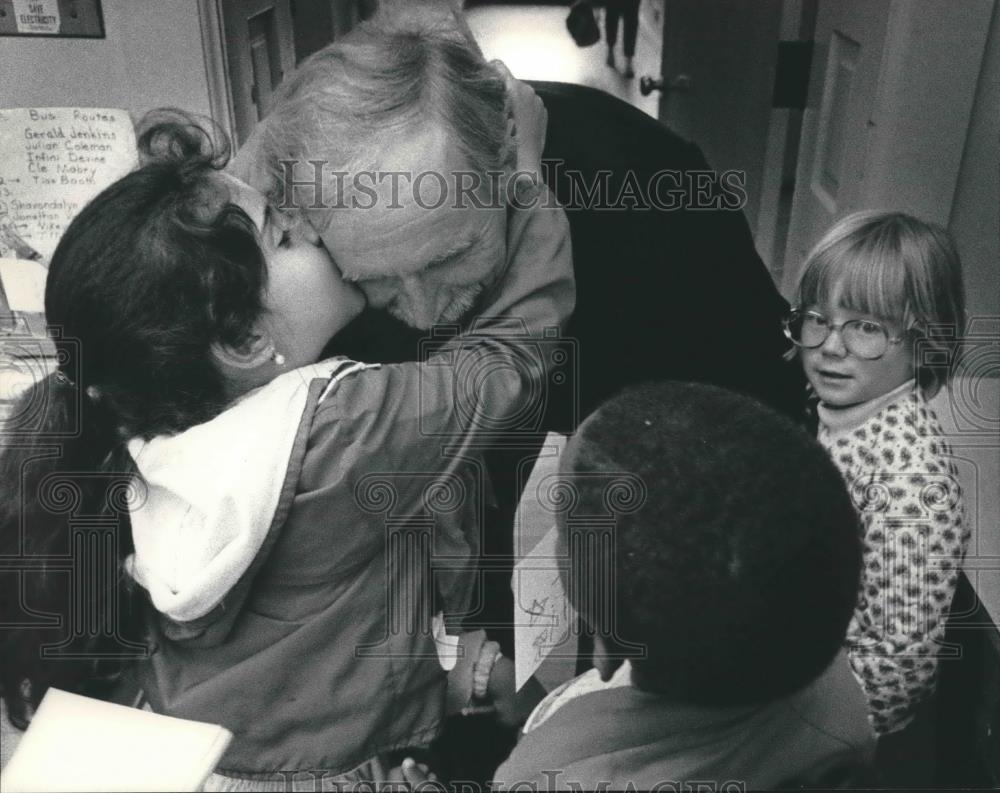 1985 Press Photo Maryland Avenue School students say goodbye to Robert Daniels - Historic Images