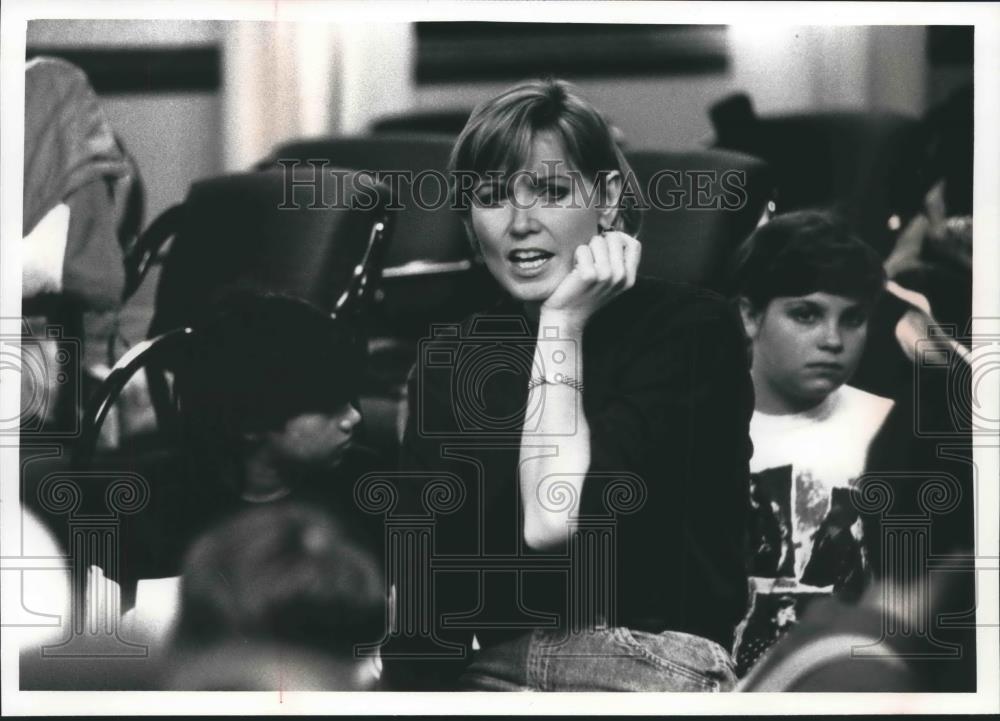 1992 Press Photo Pamela Mode teaches theater to students, First Stage Milwaukee - Historic Images