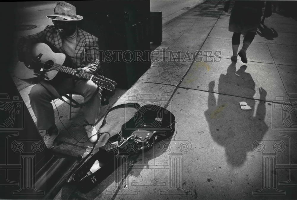 1988 Press Photo street musicians plays at Old World 3rd Street in Milwaukee - Historic Images