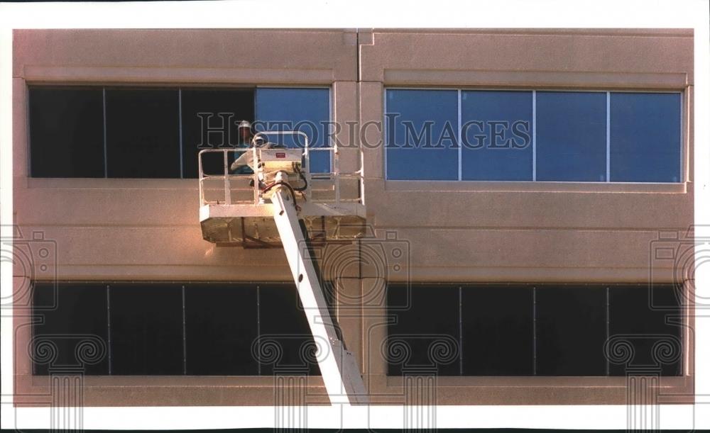 1994 Press Photo Worker Inspects Windows at New Milwaukee Blood Center - Historic Images