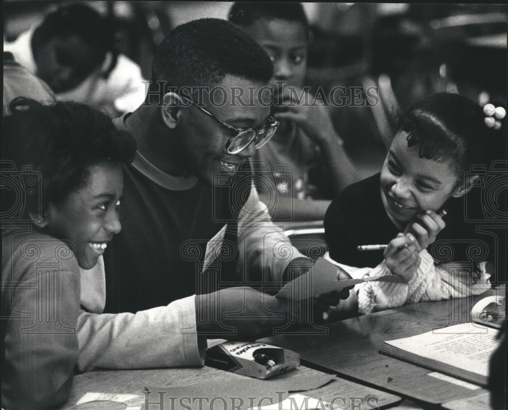 1993 Press Photo Eddie Ray Clayton tutors children at Lee Elementary School - Historic Images